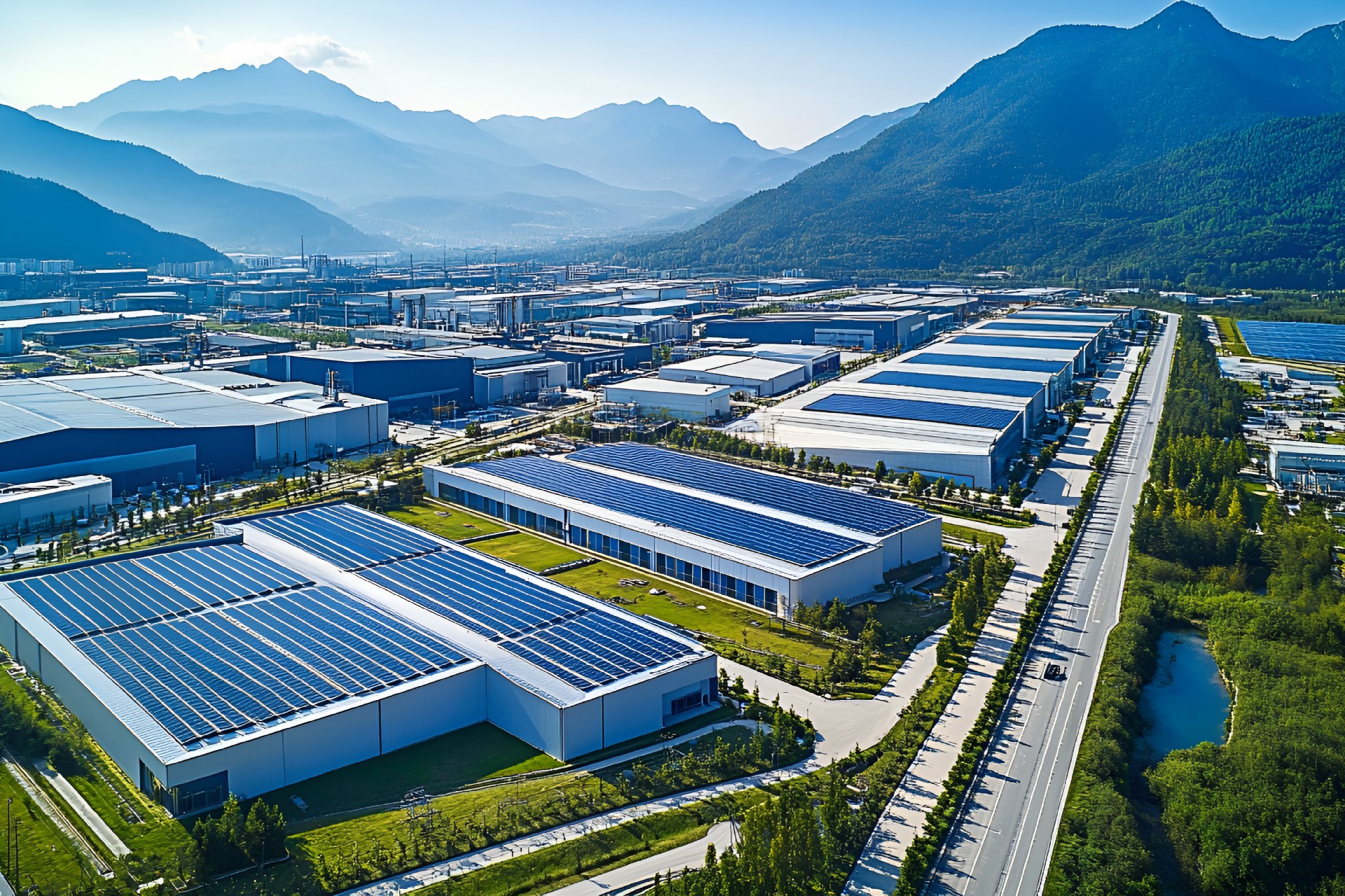 光伏现代工业风格蓝天山脉背景大型仓库工厂建筑太阳能板道路绿化带商业照片（仅供交流学习非商用）.jpg