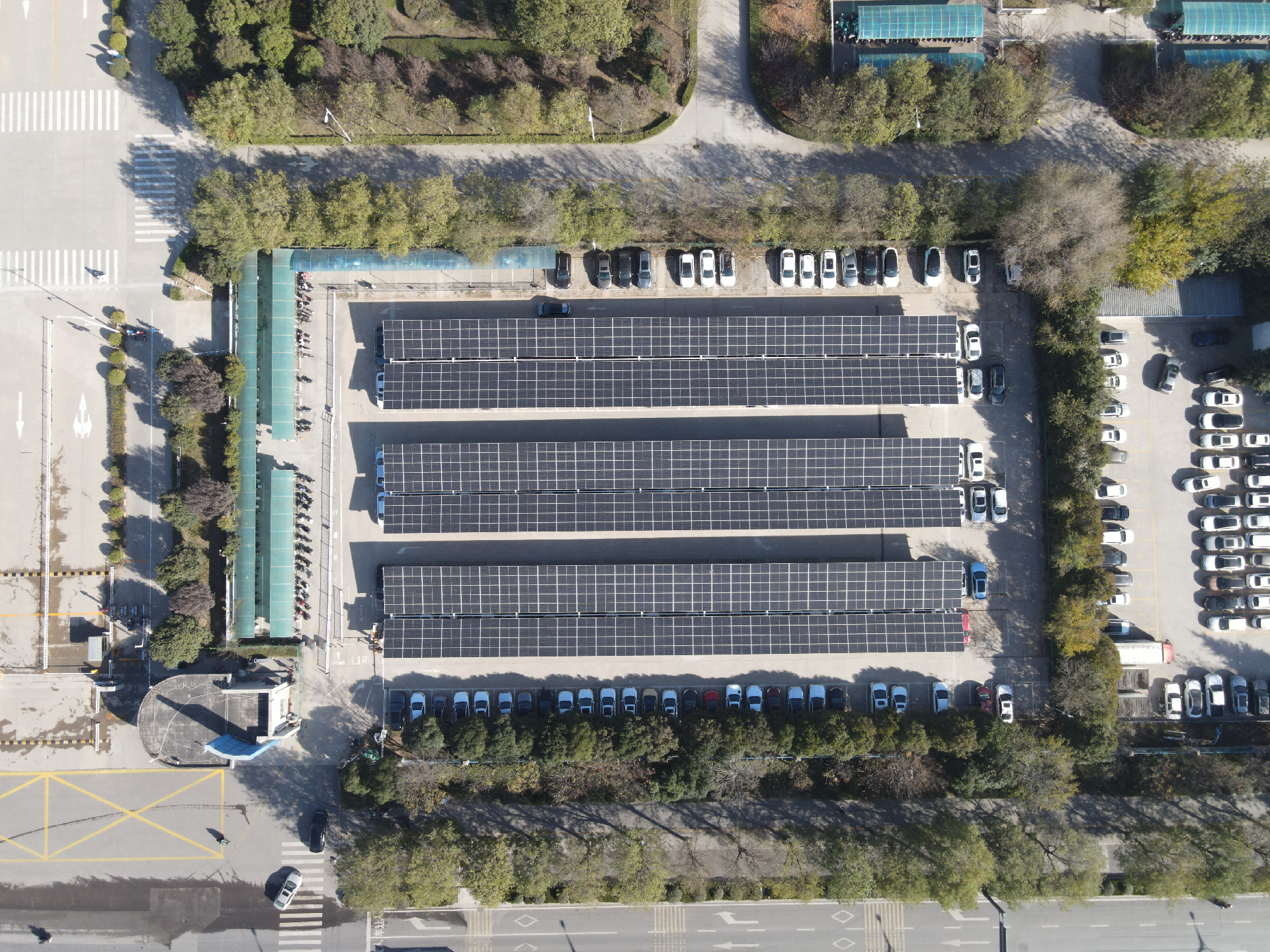 陕重汽北郊厂区西一门职工停车场2.7MW 光伏车棚项目